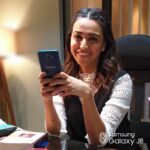 Swara Bhaskar Instagram - I love taking pictures with my girl gang. And I must say that I got a perfect companion in Samsung #GalaxyJ8. Its Advanced #DualRearCamera allows me to take perfect clicks . #WithGalaxy @samsungindia