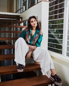 Swara Bhaskar Instagram - For the Cover of @betterhomesandgardens in my friend and stylist @dibzoo ’s new curated store @bodements_  that stocks #vintage #uncycled and #exclusive clothing from all over the world!! Super excited for this one child! ❤️❤️ head over to www.bodements.com #prints #vintagestyle #bodements