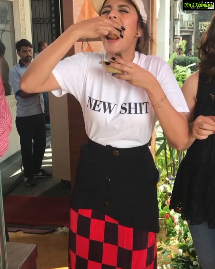 Swara Bhaskar Instagram - Hum toh aisei hai bhaiyya!! Pani puri ke liye sab kurbaan... Set pe hoke bhi!! ππβ¬ βͺ TAG that friend who LOVES pani puris and tell me a special memory you have in the comments below π #panipuri #inbetweenshots