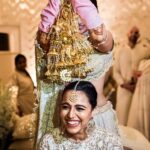 Swara Bhaskar Instagram - From @vogueindia ‘s #WhenSonamWedAnand issue.. july 2018.. a candid shot from #sonamkishaadi #sonamkimehendi And in case you were wondering.. No! The kalira did not drop ! 🙄🙈🙈🤣🤣🤣🤣💁🏾‍♀️💁🏾‍♀️💁🏾‍♀️ @sonamkapoor ❤️