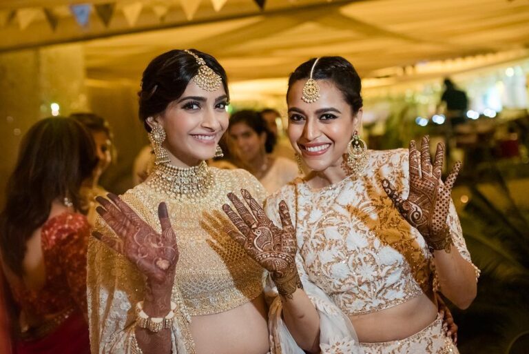Swara Bhaskar Instagram - Happy happy birthday @sonamkapoor from behen in #Raanjhanaa to #veere in #veerediwedding via #premratandhanpayo knowing you has meant knowing that friendship & solidarity can exist even in this glittering world of glamour and showbiz.. thank you for always looking out for me! May each year bring greater happiness, peace and fulfilment to you! ❤️ love uuuuuuu and happy birthday! P.s. Sorry I couldn’t be there! 🙈 pic: @reelsandframes