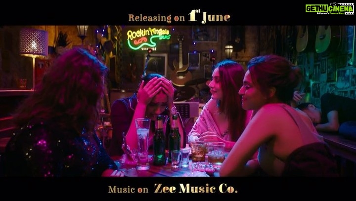 Swara Bhaskar Instagram - As the Veeres come round the corner, here's a look at Avni, the Veere stuck between fun and family! #KareenaKapoorKhan @sonamkapoor @shikhatalsania @vishwaskinii @anilskapoor @rheakapoor @ektaravikapoor @nikhildwivedi25 @balajimotionpictures @anilkapoorfilmcompany @ruchikaakapoor @saffron_bm @vdwthefilm