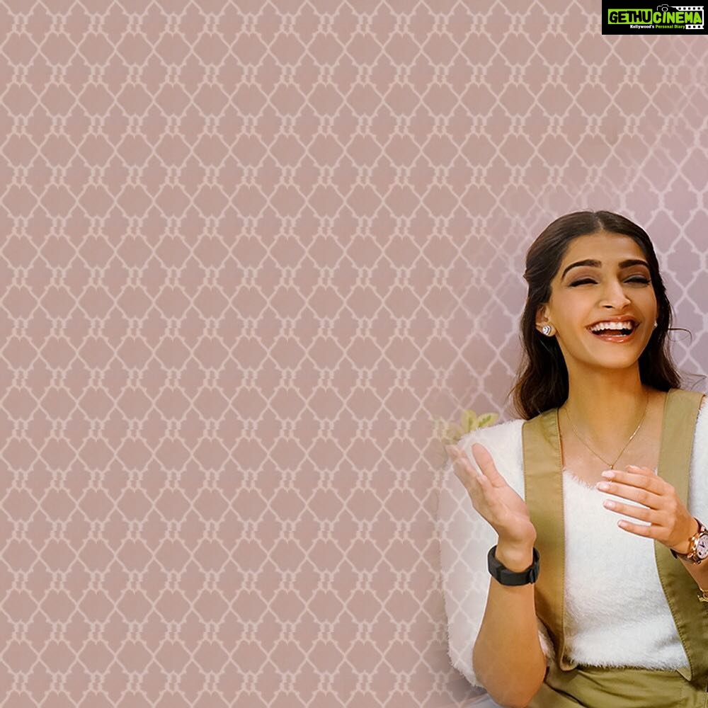 Swara Bhaskar Instagram - Throw the Laaj Sharam out of the window and open the door to freedom! Here's #LaajSharam from #VeereDiWedding. (Link in Bio) #KareenaKapoorKhan @sonamkapoor @shikhatalsania @sumeetvyas @vishwaskinii @sachinjigar @zeemusiccompany @anilskapoor @rheakapoor @ektaravikapoor @nikhildwivedi25 @balajimotionpictures @anilkapoorfilmcompany @saffron_bm @cottonsandsatins @vdwthefilm