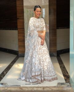 Swara Bhaskar Instagram - Off to the mehendi celebrations of my real #veere @sonamkapoor #sonamkishaadi in this exquisite @manishmalhotra05 @mmalhotraworld creation.. love love love it Manish 💕 jewellery by my fave @amrapalijewels (earrings) & @mahesh_notandass (maangtika & ring) ..Styled by @dibzoo assisted by @vidhirambhia HMU: @saracapela Cannot wait to get mehendi’d!!! Sonam main aa rahi hoooooon :) ❤️❤️❤️