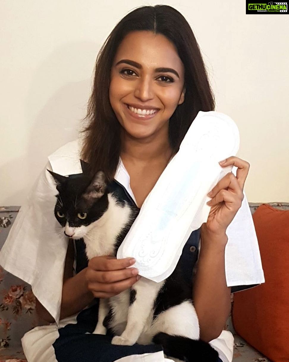 Swara Bhaskar Instagram - Thank you for tagging me to this challenge @sonamkapoor Yes, that’s my cat #Kulfi and me and a Pad in my hand.. u know.. Life as usual! There is nothing to be ashamed. It's natural! Period. #PadManChallenge Here I am Challenging @therichachadha @konkona @iamhumaq 💪🏿💪🏿💪🏿 #padman