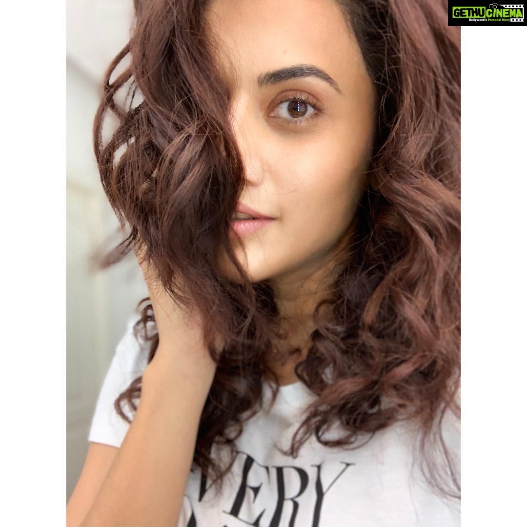 Taapsee Pannu Instagram - ‘We are only as blind as we want to be’ #TimePassBeforeShot #WorkingSunday #NoFilter #CozIDontKnowHowToUseOne
