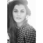 Taapsee Pannu Instagram - “तुम क्या हमें रास्ता दिखाओगे, हम तो अपना रास्ता ख़ुद बनाने में विश्वास रखते हैं। “ 🧚🏼‍♀️🦁🦋🐾🌤 📷: @munnasphotography