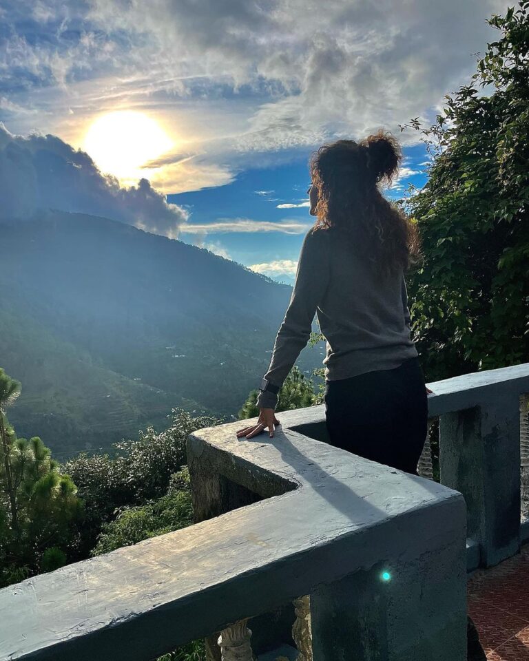 Taapsee Pannu Instagram - Last week has been tough, tricky, testing but with this sunrise and this new year I shall again gather the strength to look forward to what life has in store for me coz….. उठो तो ऐसे उठो, फक्र हो बुलंदी को, झुको तो ऐसे झुको बन्दगी भी नाज करे.