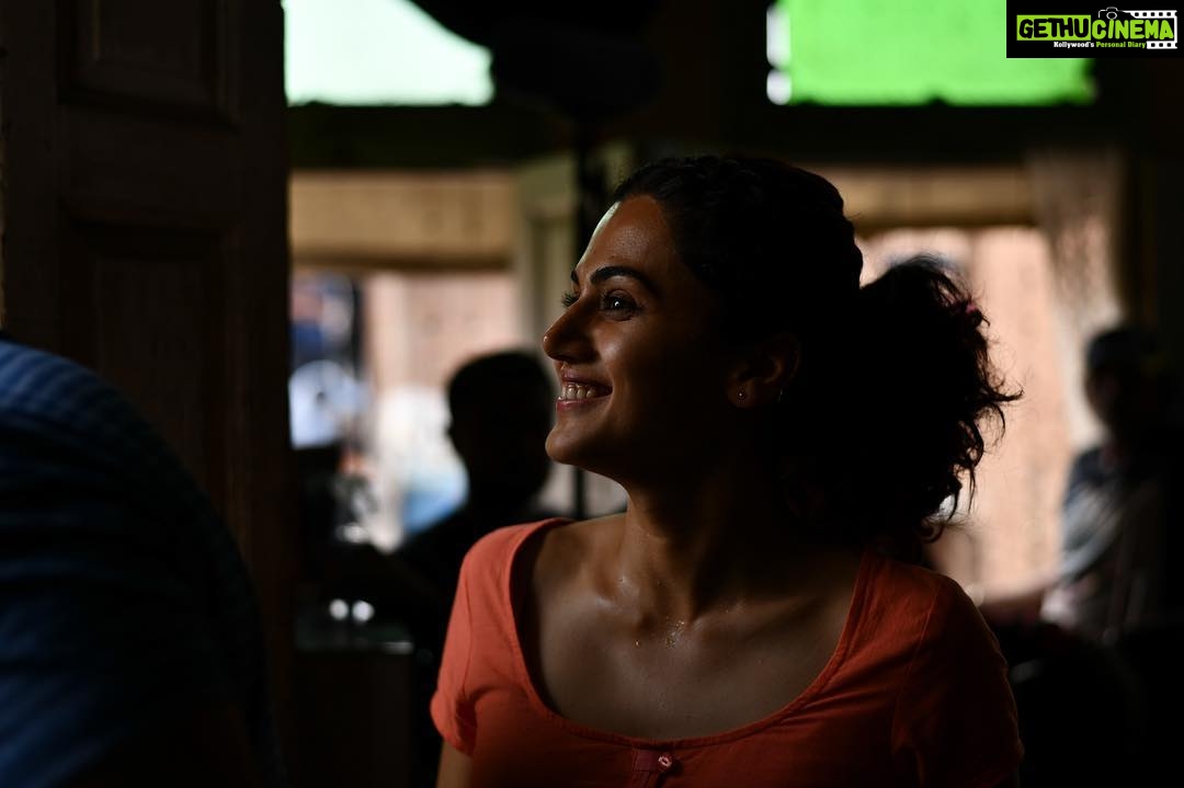Taapsee Pannu Instagram - Early reviews, heartwarming messages and some rather humbling phone calls makes us believe that we will hop on to this 15 hour flight from Toronto to Mumbai with a big smile because I am sure there is something beautiful waiting for us by the time we land :) Rumi can’t wait for you to give her a place in your heart to stay. #Manmarziyaan releasing this Friday ! 📷: @khamkhaphotoartist