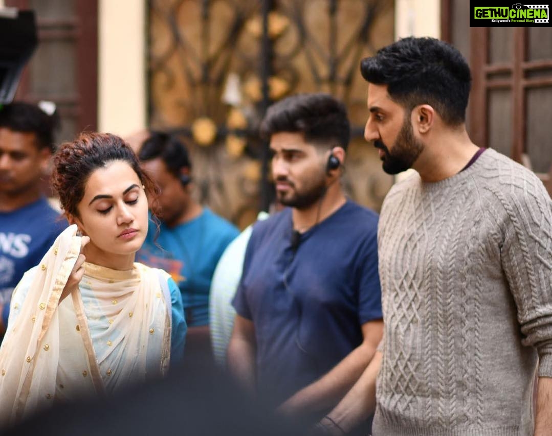 Taapsee Pannu Instagram - Donβt go by what u see, I actually do give a proper ear to whatever @bachchan tells me ! Like seriously ! Like an obedient colleague ππ§πΌββοΈ #Manmarziyaan π·: @khamkhaphotoartist