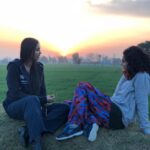 Taapsee Pannu Instagram - Aur is khoobsoorat sunrise ka lutf uthaate hue Rumi aur Rumi ki creator Dhillon madam ! Please is galtfehmi mein mat rehna ki we were discussing character n all that good stuff , this discussion is purely about where is the lunch n dinner getting ordered from.... or wait.... Sun is still rising so we might be discussing where to head for the amritsari kulcha .... what say @kanika.d ???? 🤔 #Manmarziyaan
