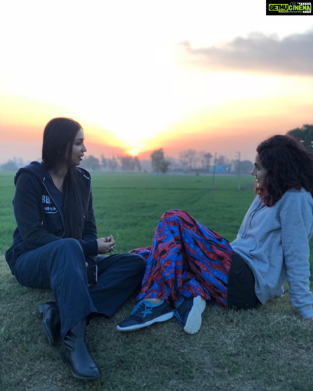 Taapsee Pannu Instagram - Aur is khoobsoorat sunrise ka lutf uthaate hue Rumi aur Rumi ki creator Dhillon madam ! Please is galtfehmi mein mat rehna ki we were discussing character n all that good stuff , this discussion is purely about where is the lunch n dinner getting ordered from.... or wait.... Sun is still rising so we might be discussing where to head for the amritsari kulcha .... what say @kanika.d ???? π€ #Manmarziyaan