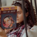 Taapsee Pannu Instagram – This turned out to be the quickest I’ve finished a book. 
“अगर प्यार करने के लिये इजाज़त लेनी पड़ती तो कितने मजनुओं की मोहब्बत छिन जाती। इजाज़त सरकारी दफ़्तर माँगते हैं, आशिक़ों के दिल नहीं। “
– दिनेश पंडित