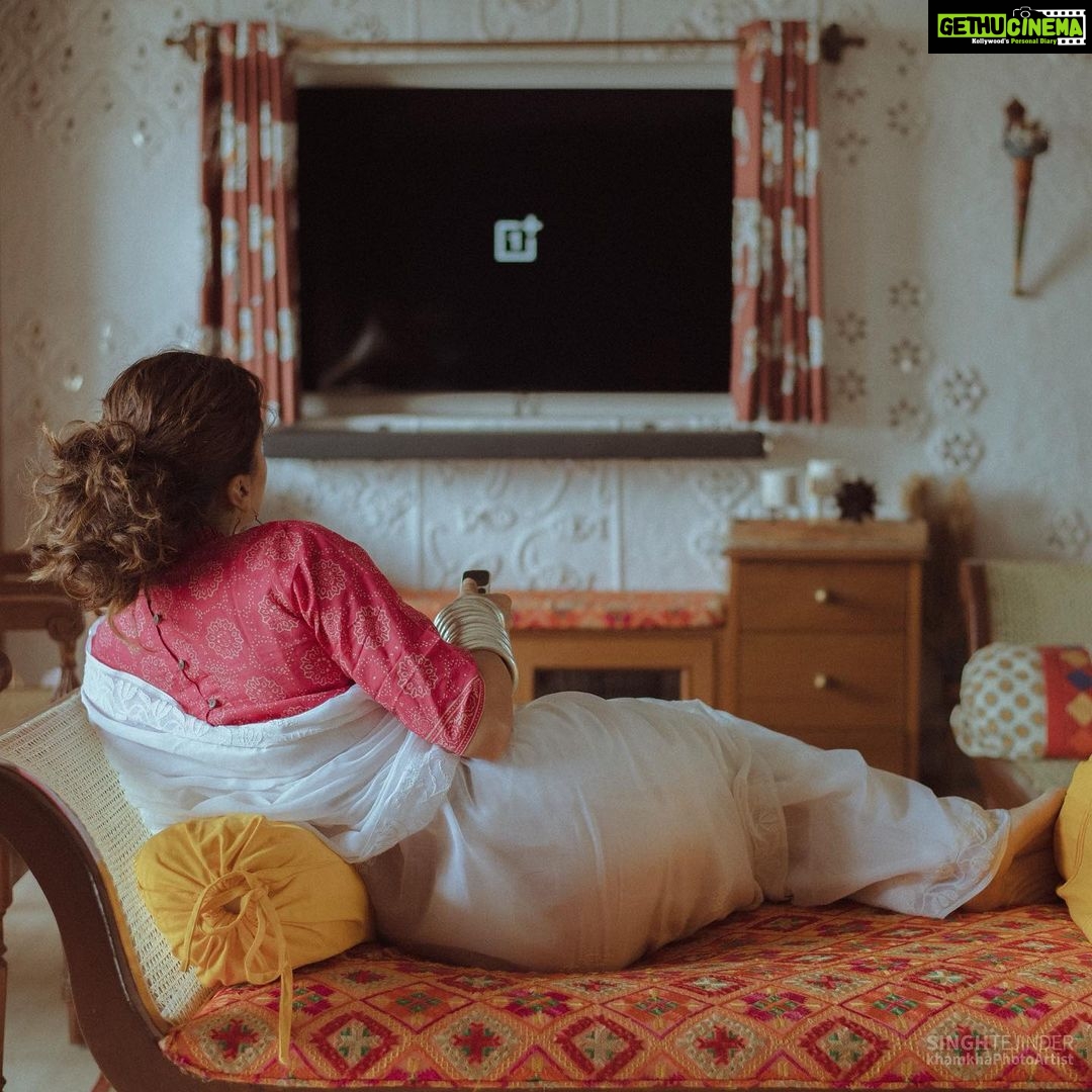 Taapsee Pannu Instagram - Tried to mix the old school n the new technology courtesy our in house interior decor specialist @shagun_pannu That ‘chota parda’ with a parda of its own is that vintage thrill we wanted to have. Now all set to have a good movie watching sun downer experience soon :) #NewHome #RootedAmbience #SmartLife #TheSmarterTV #PannuPind #OnePlusTv