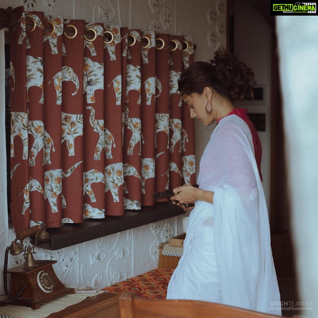 Taapsee Pannu Instagram - It’s been an ordeal to get this apartment ready through the challenging 2020. Finally #PannuPind is ready for house warming. It is going to begin with the mandatory sound check with my favourite playlist. Coz we like to shake up our guests a little bit 😜 #HomeIsHappiness #BeautifulHouse #BeautifulSound #Soundbar #SoundCheck