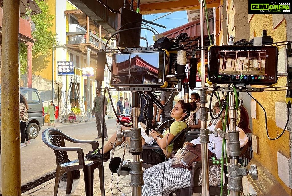 Taapsee Pannu Instagram - When you are in between 2 perspectives, in middle of wired up chaos and what you do in the frame is going to matter........ chin up, feet up and just focus! Coz not everybody gets this privilege .... (Also coz u r getting clicked by the lens man doubling up as producer @atulkasbekar ) #LooopLapeta #SetDiaries #SaviTheChiller