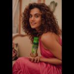 Taapsee Pannu Instagram - It’s been non stop travelling , working, holidaying for me since past few months. Different places, different weather, different water type but what was constant was my @daburvatikahairoil because nothing works for hair better than a good hair oil ‘champi’ the old school style ! And for everyone who keeps asking me about my hair volume, yes it does help me maintain that too! #VatikaWoman #HairCare #VatikaHairOil