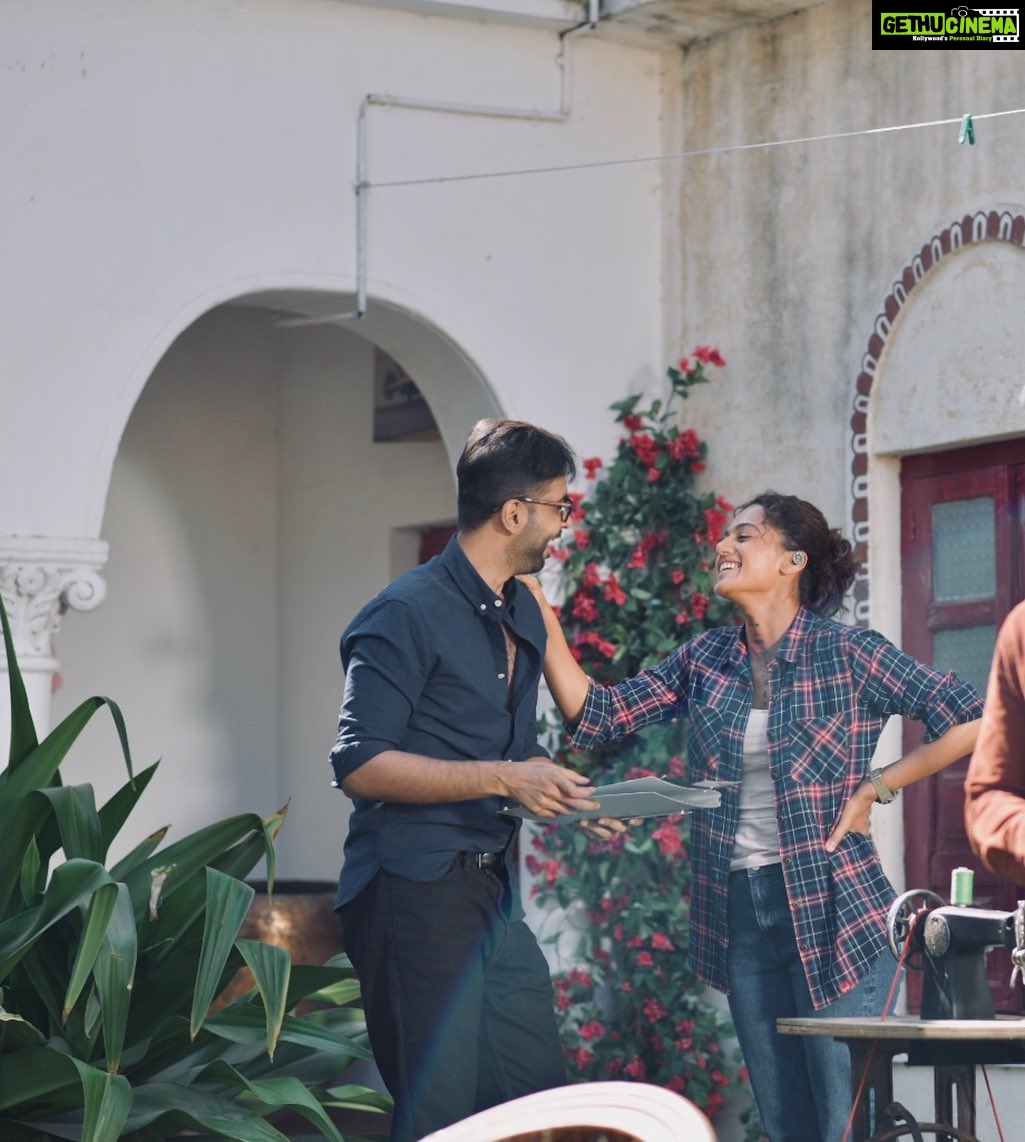 Taapsee Pannu Instagram - Coz Rashmi had to take support of that shoulder at some point ! But don’t go by the happiness quotient of this picture coz this is purely a BTS moment. Otherwise, I don’t think Eeshit amuses Rashmi ever ! P.S- ab toh kisi picture mein cast kar le yaar @nowitsabhi ab toh tune live audition dekh liya hai mera 🙏🏼 #RashmiRocket #BhujDiaries #LastSchedule