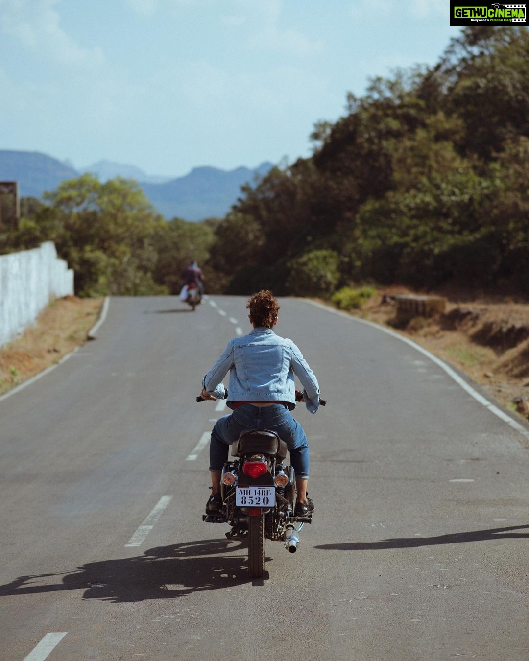 Taapsee Pannu Instagram - Just before I was fined for no helmet. #BikeLove #RashmiRocket #ShootThrills