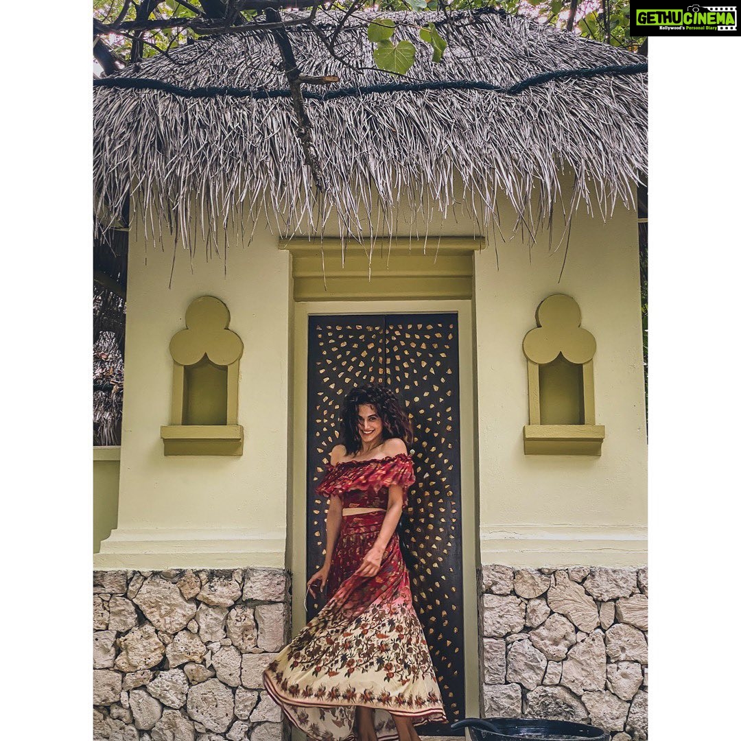 Taapsee Pannu Instagram - One for such beautiful corners ❤️ #Maldives #Holiday #TajExotica #TapcTravels Taj Exotica Resort & Spa Maldives
