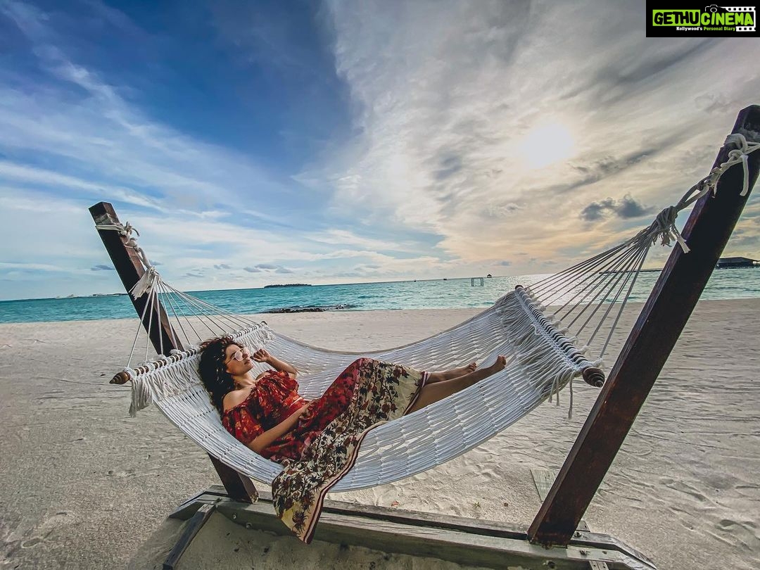 Taapsee Pannu Instagram - My 2 favourite times of the day.... dawn and dusk. And this trip is making me feel I can never have enough of it. #Maldives #Holiday #TajExotica #TapcTravels Taj Exotica Resort & Spa Maldives