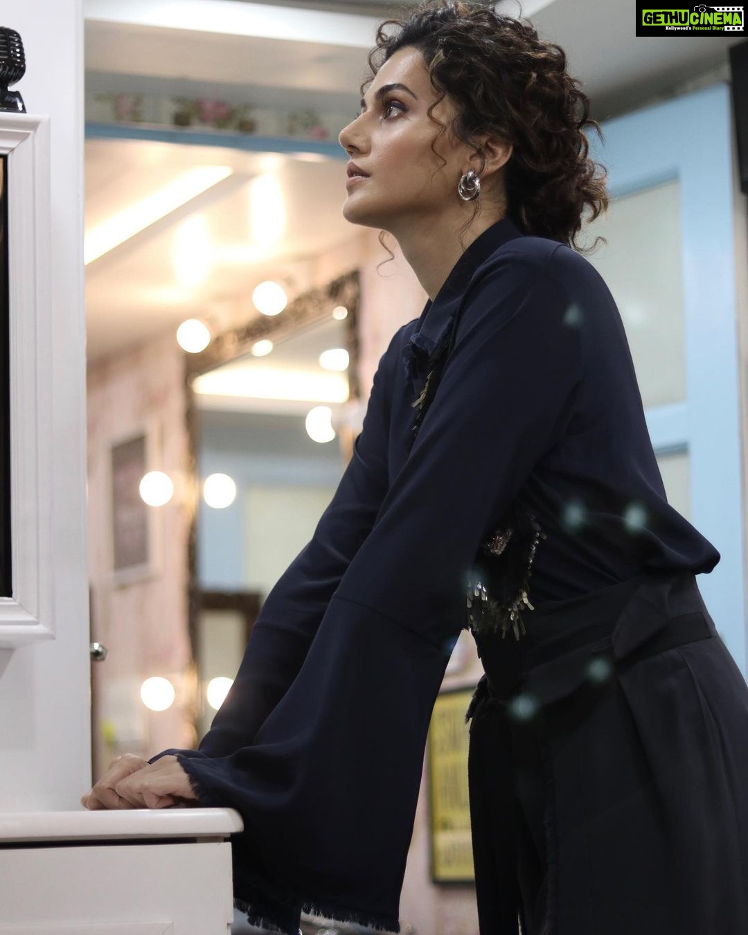 Taapsee Pannu Instagram - Moments before I went on stage to do try my hand at stand up comedy for the first time ever. Bundles of nerves is an understatement of what I looked like. I’m glad the frequency of my humour matched the audience’s expectations so we could create a moment of resonance that still gives me giggles to cherish. More importantly I was happy no one asked for the ticket money back 🙈 🤪 #OneMicStand #TheFirst