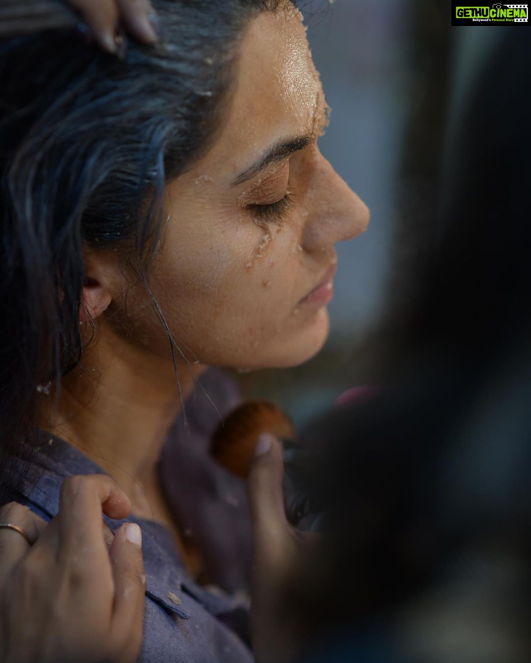 Taapsee Pannu Instagram - Getting ‘into’ the skin of a character is passé , let’s talk about how was it getting ‘out’ of the skin of #PrakashiTomar A one hour long procedure to get my skin back n then still have lines n folds visible until the skin bounces back to normal. How many times we had nightmares that what if it never bounces back ? What if one day we realise we have to live with it. That one day will come some time in the future but as of now it was nice to shed this skin off and breathe a sigh of relief 🥵 #SaandKiAankh #Throwback #ArchivePost