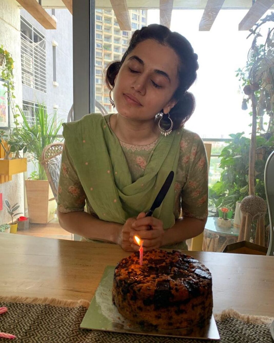 Taapsee Pannu Instagram - Process of cutting your birthday cake. Pic 1: think of a wish Pic 2: think harder moron you can’t ask for 100 things choose one Pic 3: ok just choose “go corona go” and get done with it. Pic 4: ok let’s cut. No wait, first have to blow the candle and anyway that’s not the right side of the knife. Pic 5: blow the candle , which you have strategically chosen so it doesn’t reveal your age. Pic 6: don’t slaughter it, cut it . And happy birthday to yours Truly! Who promises to stay as true as possible for her sanity and your love for ever n ever ❤️❤️