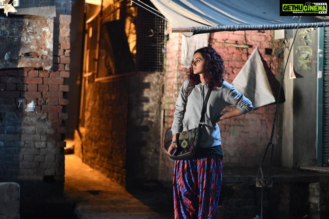 Taapsee Pannu Instagram - The night shoots I hate but the sequences I like. The interval sequence of manmarziyaan n I knew this is gonna make a lot of hearts break. Atleast the ones who have loved n lost. Right now this picture is more apt for “waiting for lockdown to get over be like” #Throwback #Archive #QuarantinePost
