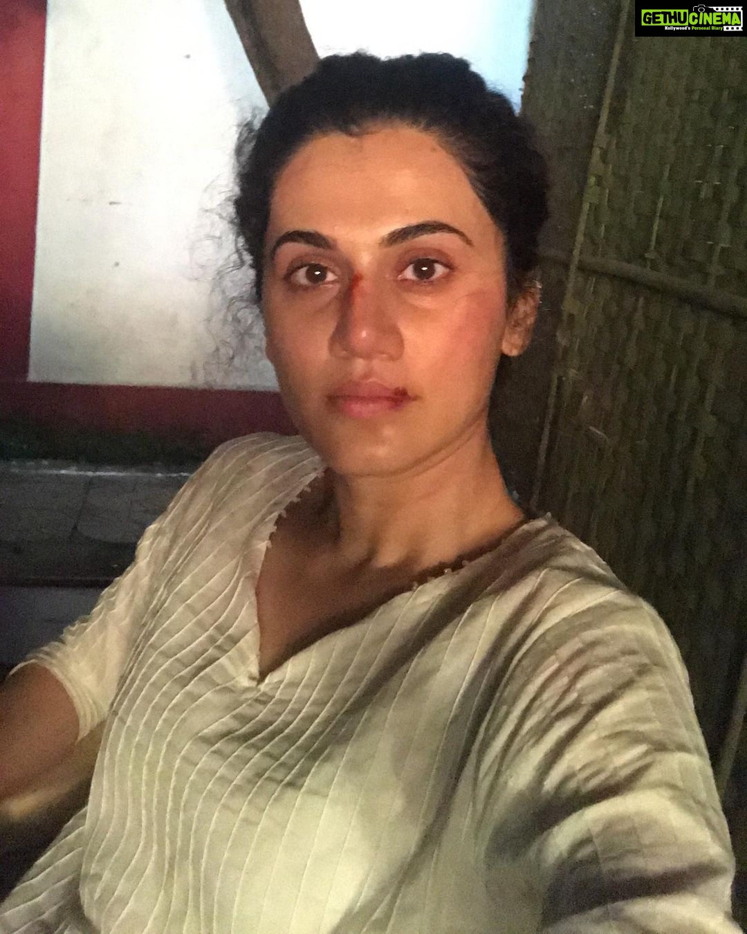 Taapsee Pannu Instagram - Picture u send to your mom to scare the sh*t out of her ! Lol This one was created with makeup while shooting for a fight sequence. After shooting for so many films where I sport a bruise I think now i can make one myself. Wish I knew it decades back so won’t have to cook up random stories to skip waking up early morning for school 🙈 #Throwback #Archive #QuarantinePost