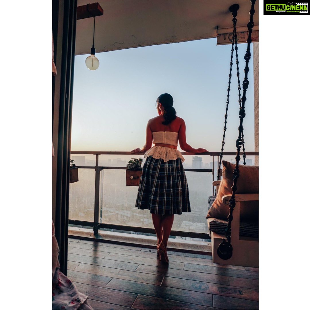 Taapsee Pannu Instagram - Coz watching sun rise has become my favourite thing ! Gives me hope... for everything good... 😁 #thappadtrailer #Calm