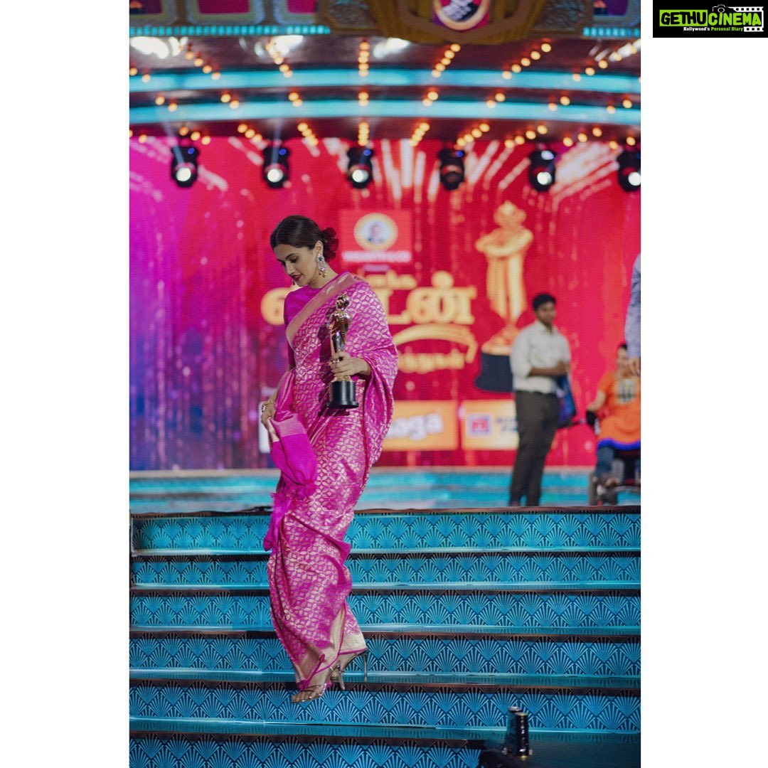 Taapsee Pannu Instagram - When I said back with a bang, the team made sure I mean it! Thank you @ashwin.saravanan for making me your ‘swapna’ Thank you @sash041075 for believing I’m worth putting money on, Thankq @kaavyaramkumar for making it an easy ride. My DOP #Vasanth , and everyone else who I might not be able to mention in this one post, I’m just the tip of that iceberg you all created. 🙏🏼 it is ‘Game On’ #AnandVikatanAwards #BestActress #GameOver #Tamil