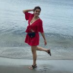 Taapsee Pannu Instagram – Before…. when Mauritius seems to be the perfect place to play with the waves and celebrate with the ocean…
(Swipe left) After…. when waves play with you and celebration needs to shift location… 💁🏻‍♀️
#Posing #Escaping #NewYears #GetAwayLiterally #Mauritius