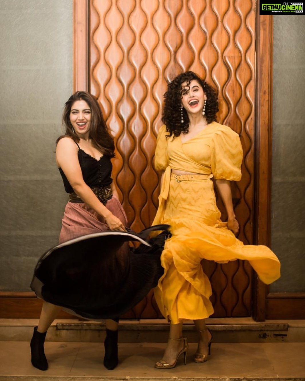 Taapsee Pannu Instagram - When u r happy and u know it swirl your skirt!!!! #HappyGirls #SaandKiAankh