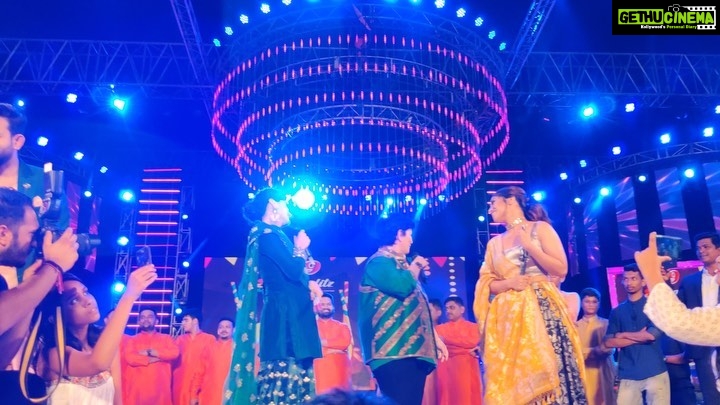 Taapsee Pannu Instagram - And that’s called KICKSTARTING NAVRATRI SEASON hitting the ‘Bull’s eye’ With the one n only... @falgunipathak12 #SaandKiAankh P.S- 1. Pardon the non sync performance, we were too excited to dance on this song. 2. Those twirls of @bhumipednekar Were not part of our choreography ✋🏽 3. That gentleman with red kurta got too excited for the close up view n blocked me 🤷🏻♀️ Baaki sab ‘saaru che ‘ Diwali tak chalega yeh naach gaana!