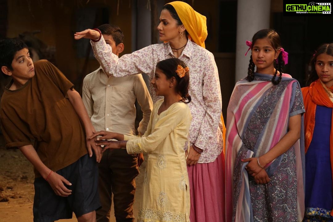 Taapsee Pannu Instagram - Family of 4 nahi... family of 24 Meet all of them... together... this Diwali :) #SaandKiAankh