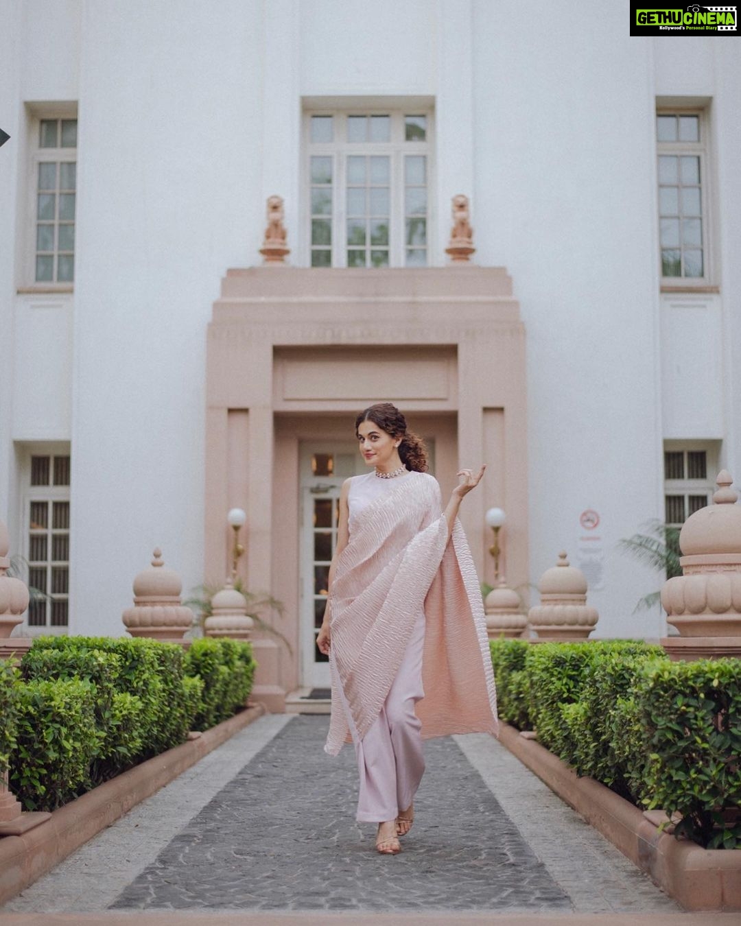 Taapsee Pannu Instagram - Last few hours with my crew of #MissionMangal and then it’s all yours !