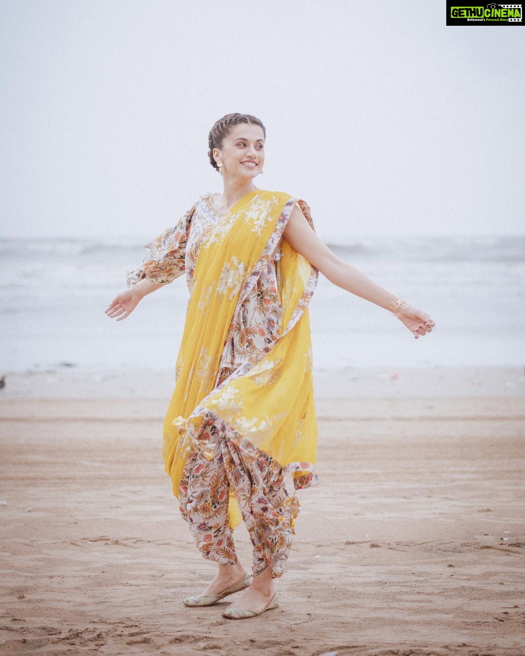Taapsee Pannu Instagram - Breathe.... live..... smile .... #MissionMangalPromotions