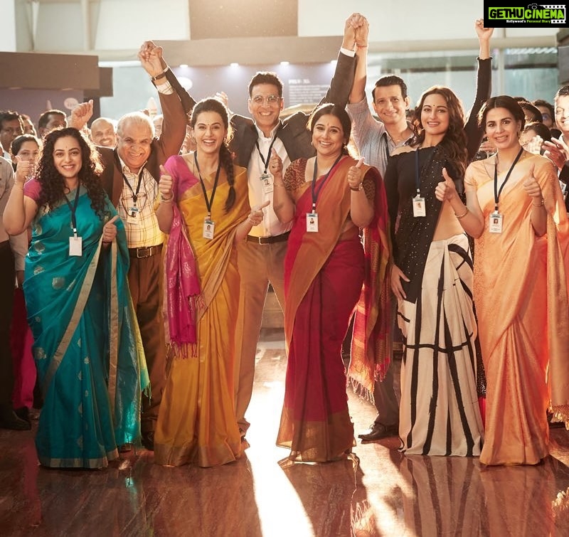 Taapsee Pannu Instagram - Every dream, no matter how big or small, requires skill, knowledge and most importantly the courage to envision it. Presenting to you the brigade that stood tall in the face of all obstacles with grit and passion and gave life to #MissionMangal! @akshaykumar @aslisona @balanvidya @sharmanjoshi @nithyamenen @iamkirtikulhari #HopeProductions #JaganShakti @isro.in
