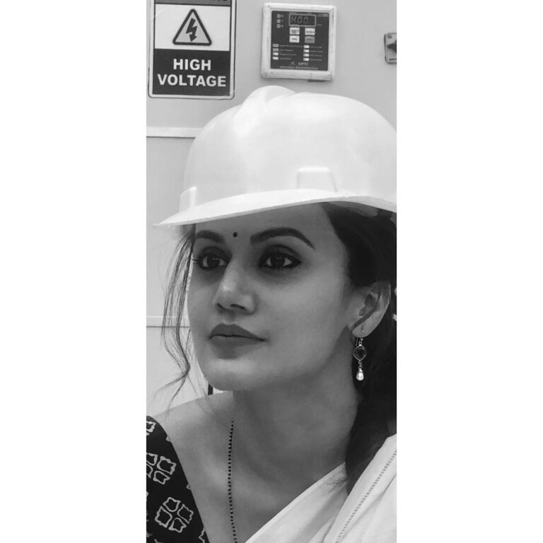 Taapsee Pannu Instagram - End of an another beautiful journey..... #MissionMangal comes to an end for ‘Kritika Aggarwal’ Every film comes n goes like a teacher of sorts, this one gave a true demo of what is the magic of team work.... with such wonderful actors together in one frame it was truly an experience to treasure and cherish. This August 15th will be the celebration of this super power called India 🇮🇳 📷: Mission Director ‘Rakesh Dhawan’ (@akshaykumar )