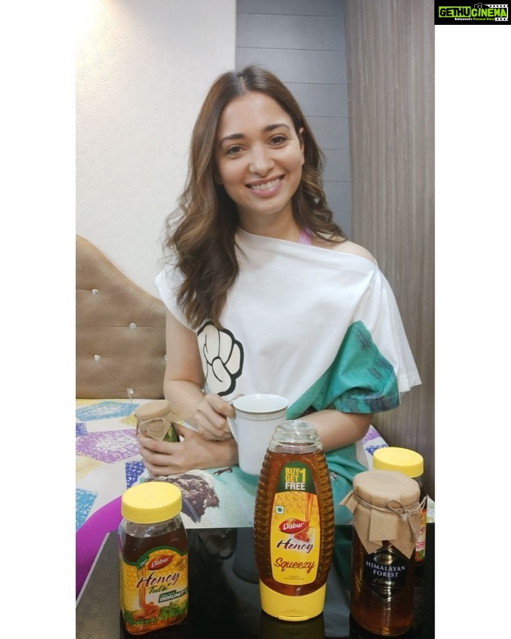 Tamannaah Instagram - Nothing beats a tasty cup of coffee with a dash of organically sourced #DaburHoney. Your body deserves the best of the best! Buy yours today at https://cutt.ly/8lsb81S @daburhoneyofficial