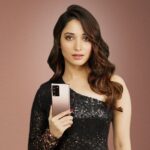 Tamannaah Instagram – Super excited to get my hands on the new #GalaxyNote20Ultra

Now see me #WFN – Working from Note.

Follow @samsungindia to know more.

 #GalaxyNote20Ultra 5G
 #Samsung