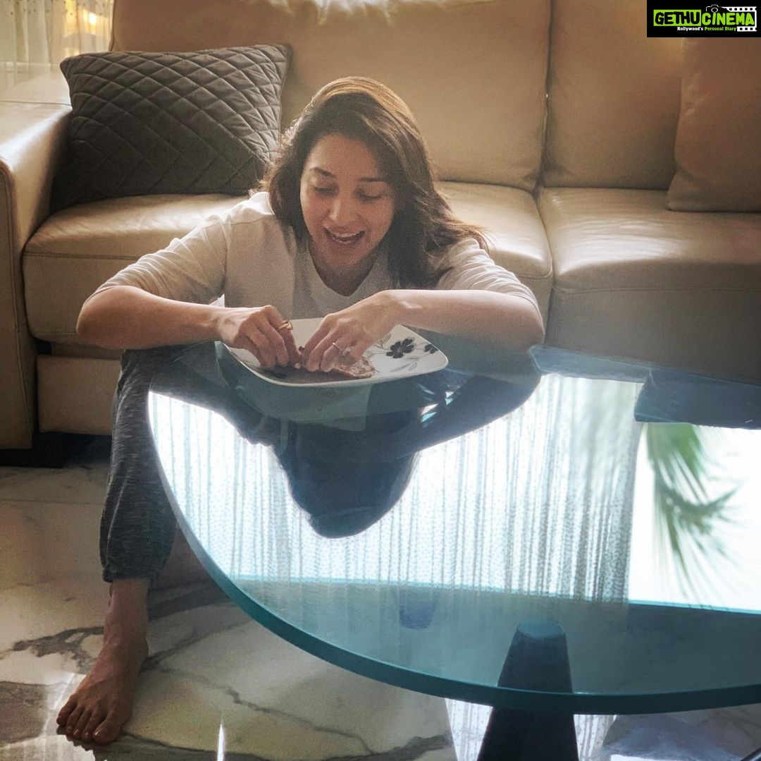 Tamannaah Instagram - Mummy ke haath ka paratha=pure bliss #breakfastfood #breakfastheaven #breakfastofchampions