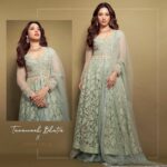 Tamannaah Instagram - 💙💙💙 Reposted from @neeta_lulla 💖 @tamannaahspeaks tamannaahspeaks ...From one sindhi to another ,Sparkle & Smile always 🤩🤩 Makeup @chaks_ma #sindhibond #glam #indianactor #bollywood #tollywood #kollywood #neetalulladiaries #neetalullacouture @houseofneetalulla - #regrann
