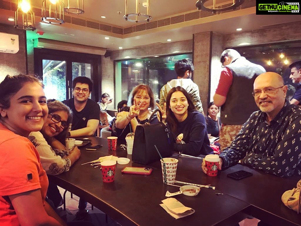 Tamannaah Instagram - Already loving 2020 #famjam❤️ @rajnisantoshbhatia @kartika511 @anandsbhatia @kburn7 @anju106 Mumbai, Maharashtra