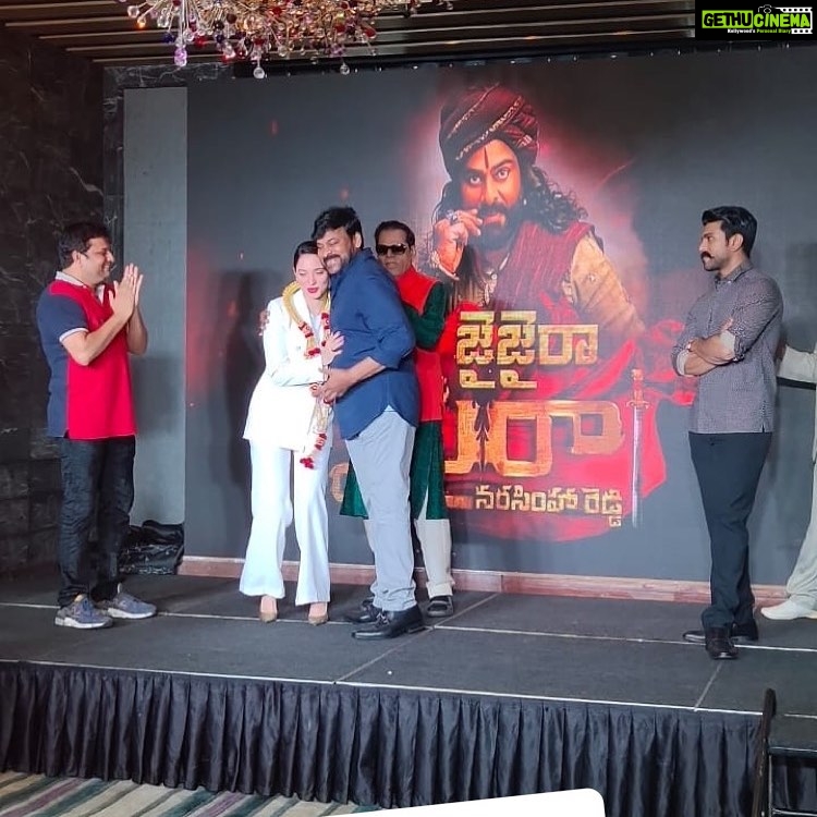 Tamannaah Instagram - So happy to have the three pillars of the Syeraa team in one frame #megastarchiranjeevigaru😍 @alwaysramcharan #surenderreddy Garu 🙏🙏🙏 📸 @pritilohia.2008