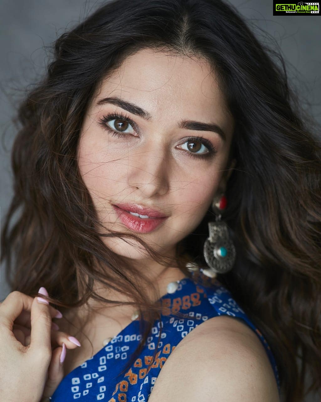 Tamannaah Instagram - Make up : @billymanik81 Hair: @bbhiral Styled : @sukritigrover Outfit : @arpitamehtaofficial 📸: @kadamajay