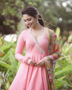 Tamannaah Instagram - #kannekalaimaane #promotions Wearing @nikasha_official Styled by @sanjanabatra Hair and makeup @pompyhans Assisted by @harleenzbella Jewellery @curiocottagejewelry