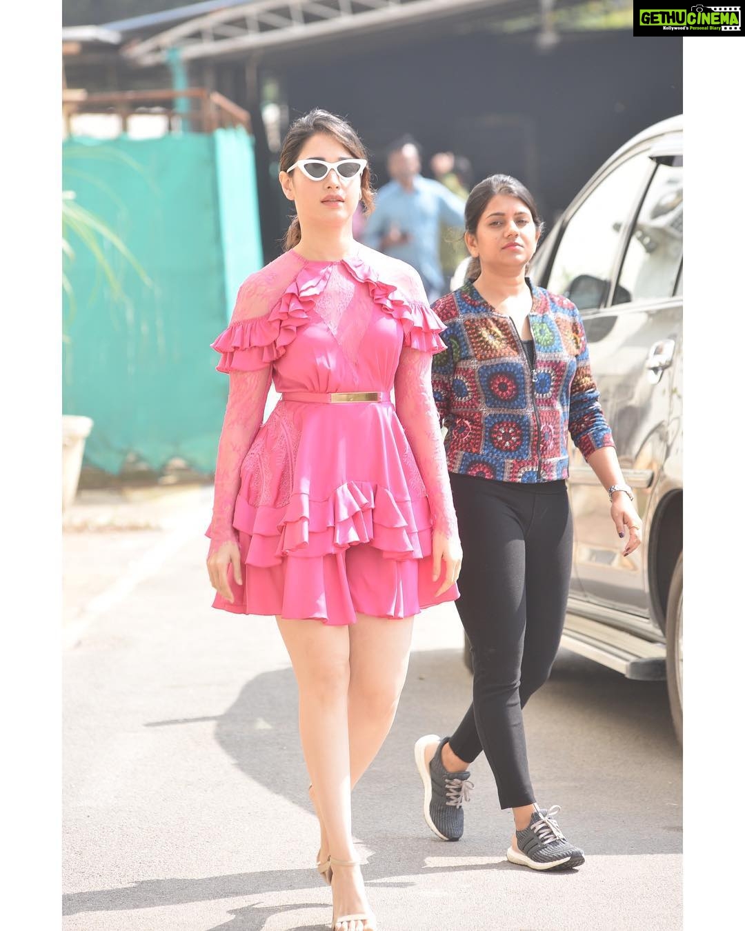 Tamannaah Instagram - #notwithoutmysquad #F2 #promotions #f2onjan12th @pritilohia.2008 @vivekgnanasekaran_photography Hyderabad