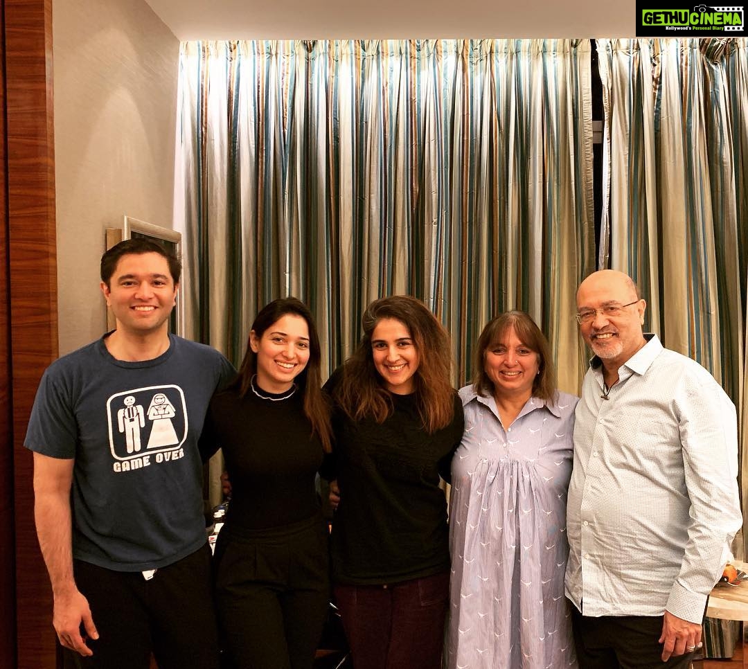 Tamannaah Instagram - Happy 2019!!!!🥳🥳🥳🥳 @anandsbhatia @kartika511 @rajnisantoshbhatia Gurugram